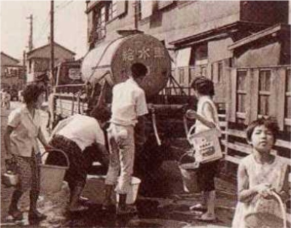 Water_tank_truck_in_Tokyo_1964