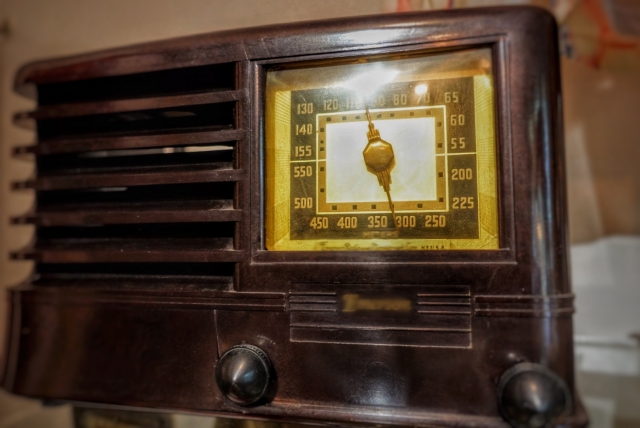 ANTIQUE RADIO