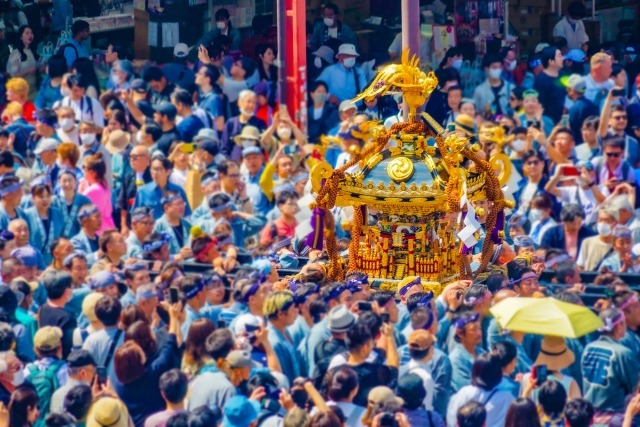 Asakusa-Sanjya-Matsuri-Mikoshi Asakusa, the crowds at the Sanja Festival