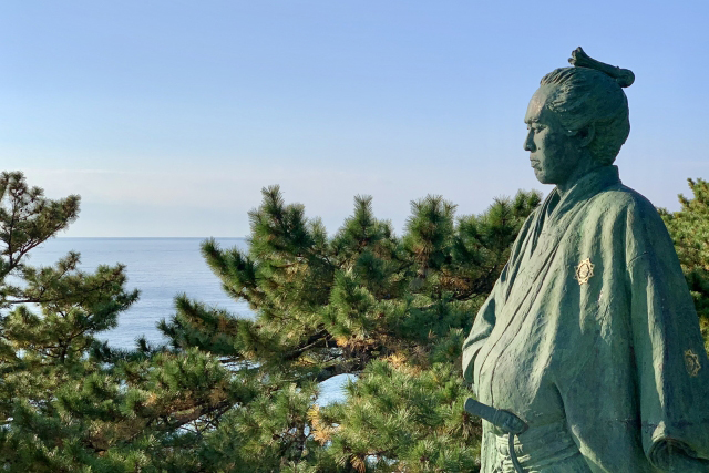 ec-kouchi A statue of SAKAMOTO Ryoma overlooks Katsurahama Beach. Kochi Prefecture