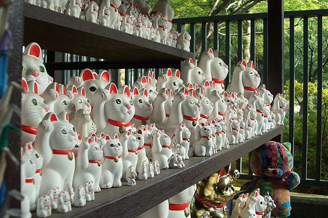 White Tokoname porcelain Maneki Neko with right paw raised