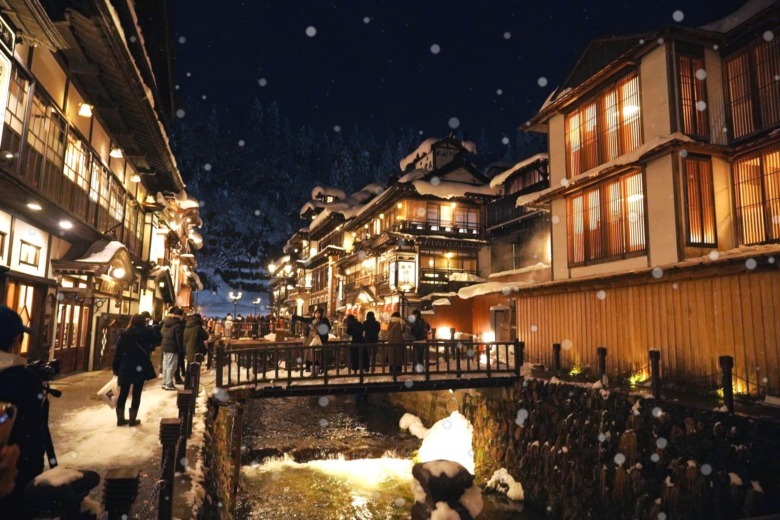 yamagata ginzan snow with more foreground yamagata ginzan osnsen in the snow