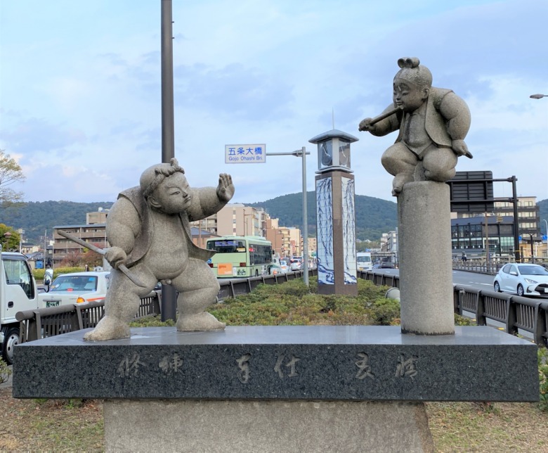 Ushiwakamaru vs Benkei monument (at Gojyou Oohashi Bridge) Ushiwakamaru vs Benkei monument (at Gojyou Oohashi Bridge)