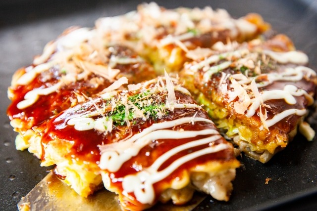 Enjoy Osaka's famous “okonomiyaki,” the quintessential “Kona mon,” right at home!