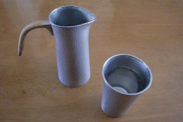 The unique handcrafted texture and ability to mellow the taste of sake are characteristics of Osaka pewterware.