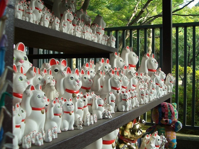 White Tokoname porcelain Maneki Neko with right paw raised